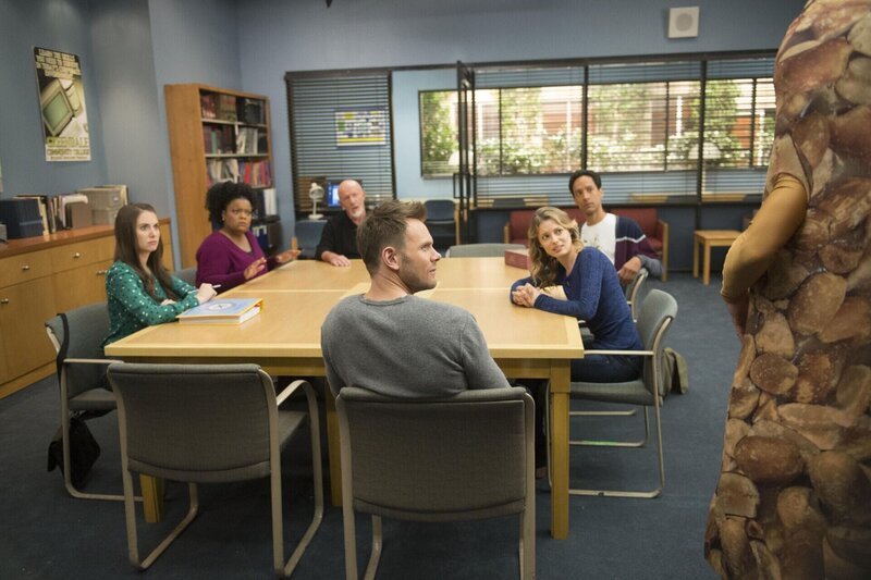 Während Annie (Alison Brie, l.) und Abed (Danny Pudi, r.) mit der Suche nach einem neuen Mitbewohner beschäftigt sind, dealen Shirley (Yvette Nicole Brown, 2.v.l.), Hickey (Jonathan Banks, 3.v.l.), Britta (Gillian Jacobs, 2.v.r.) und Jeff (Joel McHale, 3.v.r.) mit Chemiebüchern … – Bild: 2015 Sony Pictures Television Inc. and Open 4 Business Productions LLC. All Rights Reserved. /​ Neil Jacobs Lizenzbild frei