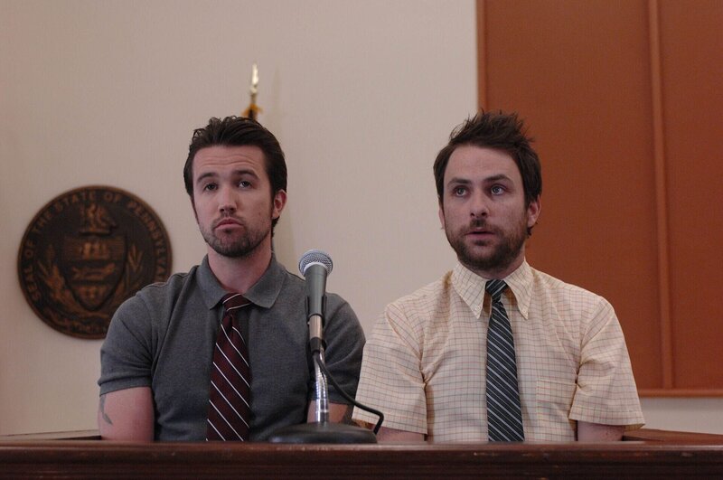 Charlie (Charlie Day, r.) und Mac (Rob McElhenney, l.) sehen nur eine Chance, sich vor Macs Vater zu verstecken: den Tod … – Bild: Fox and its related entities