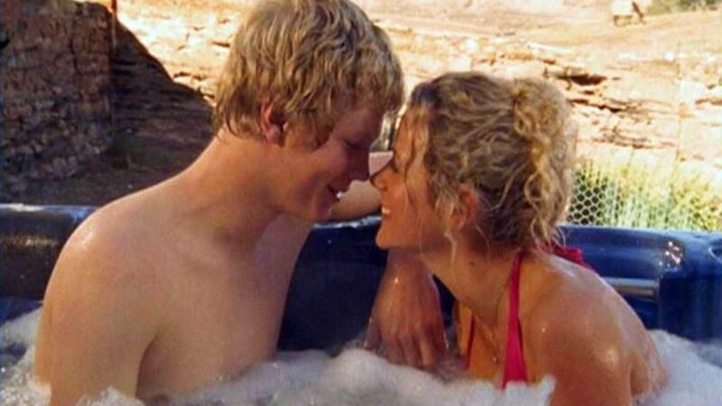 Während Jodi (Rachael Carpani) und Craig (Luke Ford) noch im Whirlpool flirten, plündern Einbrecher das Haus. – Bild: TVNOW