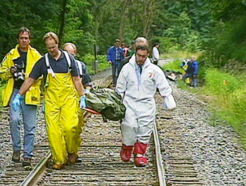 An einer Bahnstrecke zwischen Seattle und Washington wird die Leiche der 53-jährigen Arlene Jensen gefunden. – Bild: VOX