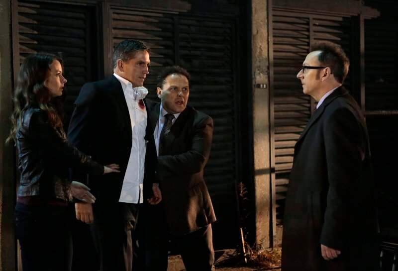 (v.l.n.r.) Root (Amy Acker); John Reese (Jim Caviezel); Lionel Fusco (Kevin Chapman); Harold Finch (Michael Emerson) – Bild: Giovanni Rufino /​ WARNER BROS. /​ CBS ENTERTAINMENT