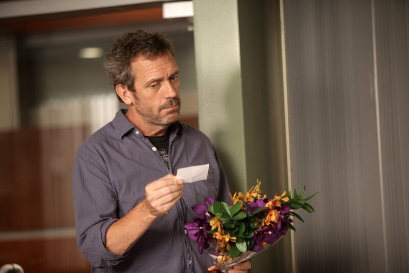 Um bei Cuddy Pluspunkte zu erhaschen, versucht House (Hugh Laurie) es mit allen Mitteln … – Bild: Universal TV