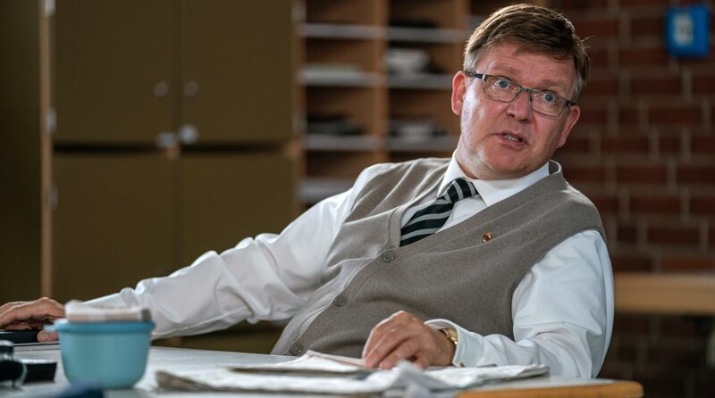 Lateinlehrer Engelhardt (Justus von Dohnányi) benotet streng. – Bild: ARD Degeto/BantryBay Productions GmbH/Deutsche Columbia Pictures Filmproduktion GmbH/Wolfgang Ennenbach Lateinlehrer Engelhardt (Justus von Dohnányi) benotet streng. – Bild: ARD Degeto/BantryBay Productions GmbH/Deutsche Columbia Pictures Filmproduktion GmbH/Wolfgang Ennenbach