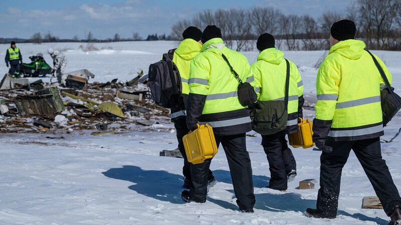 Ermittler auf dem Weg zur Absturzstelle des West Air Sweden Flugs 294. Das Cargo-Flugzeug fiel plötzlich geradezu vom Himmel. – Bild: Cineflix /​ WeltN24 GmbH