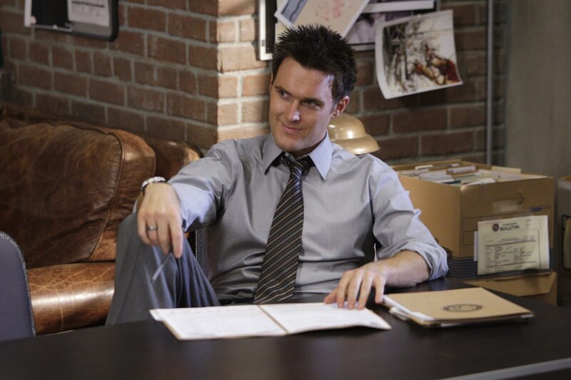 Arbeitet an einem neuen Fall: Wayne (Owain Yeoman) – Bild: Warner Bros. Television Lizenzbild frei
