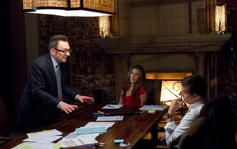 (v.l.n.r.) Harold Finch (Michael Emerson); Zoe Morgan (Paige Turco); John Reese (Jim Caviezel) – Bild: John Paul Filo /​ CBS /​ CBS ENTERTAINMENT /​ ©2014 CBS Broadcasting Inc. All Rights Reserved.