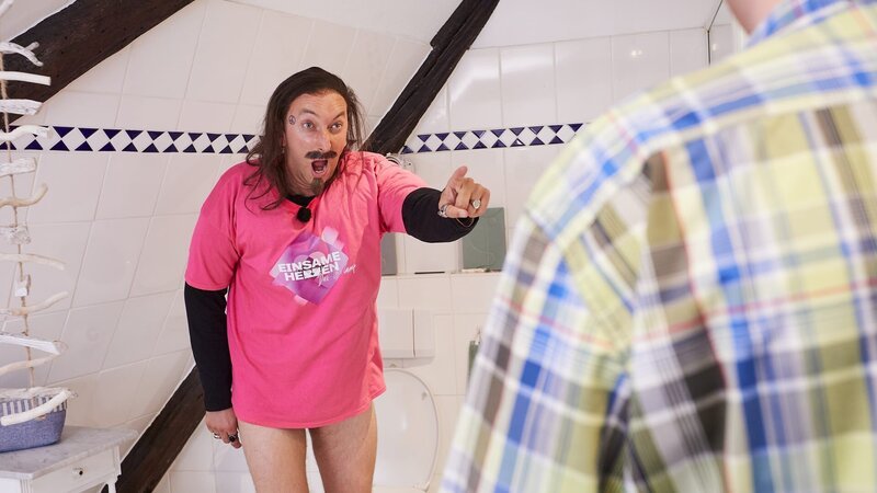 Harald (Torge Oelrich) wird von Konkurrent Sören bei seinem Toilettengang gestört. – Bild: ZDF und Andrea Kueppers