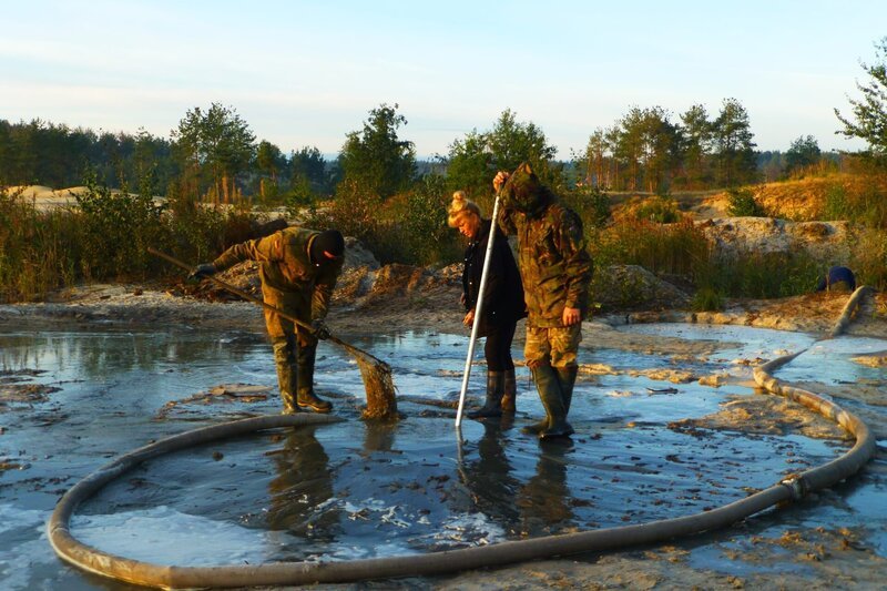 Mit selbstgebauten Pumpen, alten Feuerwehrschläuchen und Metallrohren wird der leichte Bernstein nach oben gespült. – Bild: Spiegel TV Wissen (DE)