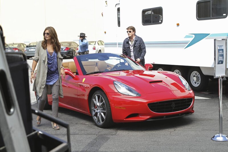 Becketts (Stana Katic, l.) alter Freund und ehemaliger Ausbilder Mike Royce wird ermordet in New York aufgefunden. Die Ermittlungen führen sie und Richard Castle (Nathan Fillion, r.) nach L.A. … – Bild: ABC Studios