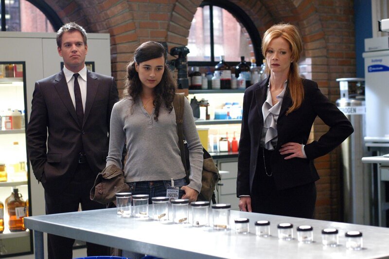 Tony (Michael Weatherly, l.), Ziva David (Cote de Pablo, m.), Jenny Shepard (Lauren Holly, r.) – Bild: TM & © 2006 CBS Studios Inc. All Rights Reserved. Lizenzbild frei
