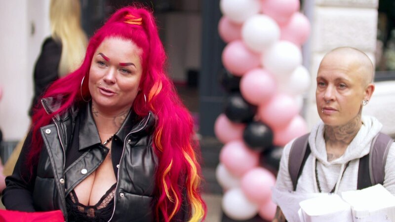 Jezz (li.) und Krümel freuen sich auf die Eröffnung des neuen Studios – Bild: RTL Zwei