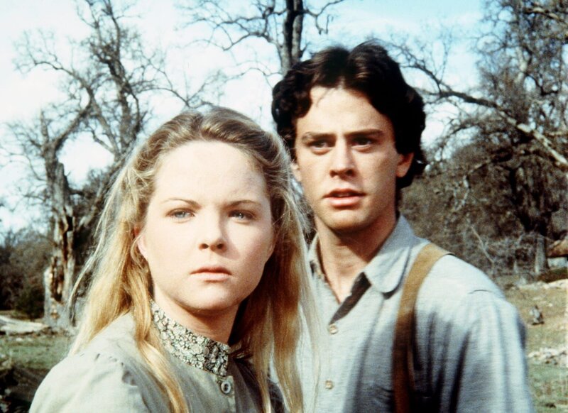 Joshua Bond (Mark Neely, r.) hat sich in Mary (Melissa Sue Anderson, l.) verliebt und versucht, sich ihr zu nähern. – Bild: Worldvision Lizenzbild frei