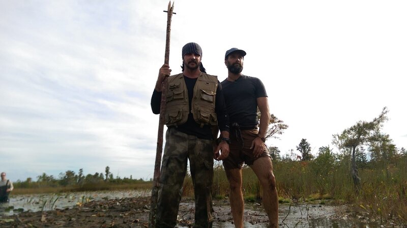 Joe Teti, mit Werkzeug, und Matt Graham im Sumpfwasser. – Bild: For merchandising, publishing & ancillary products, check talent contract, appearance & property releases.