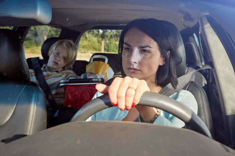 Chronisch überfordert oder übertrieben fürsorglich und auch unverschämt direkt – „Rabenmütter“ laufen zu komödiantischer Höchstform auf: Mimi Fiedler (r.) … – Bild: SAT.1