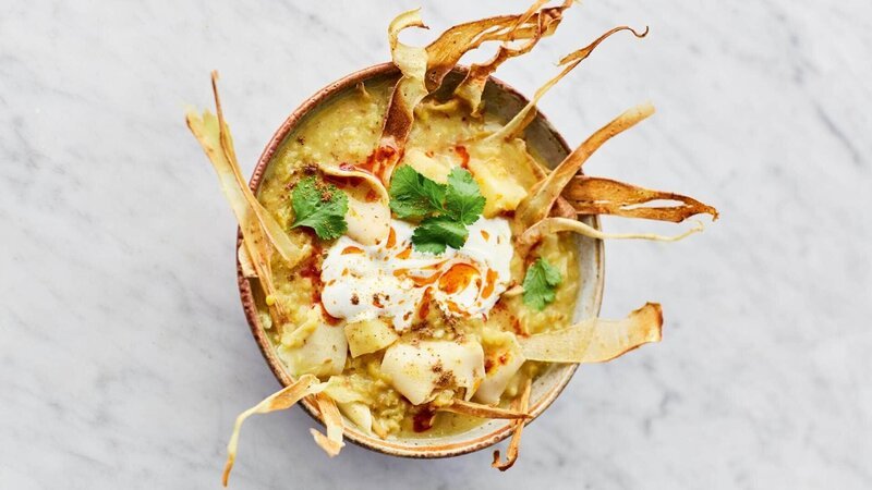 Würzige Pastinakenwurzelsuppe – Bild: TVNOW /​ ©2016 Jamie Oliver Enterprises Limited