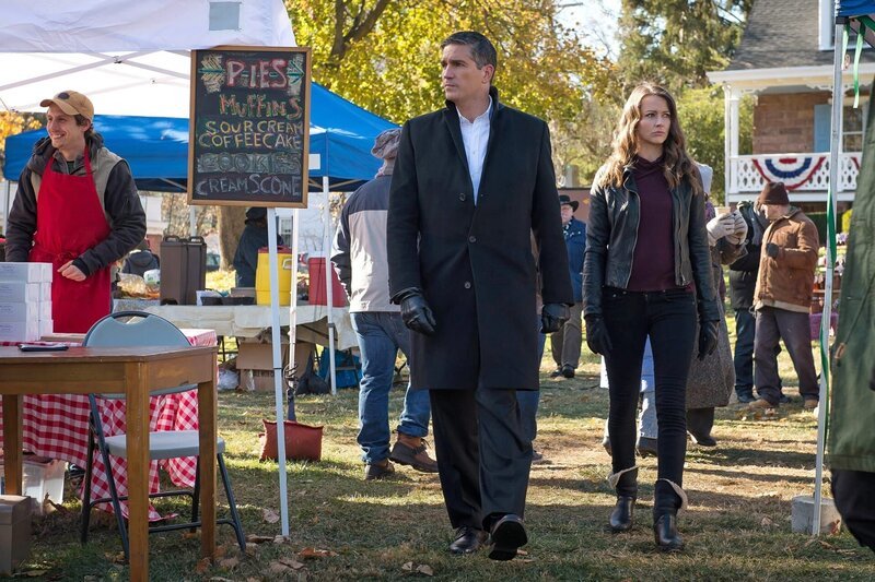 John Reese (Jim Caviezel), Root (Amy Ackerc) – Bild: PLURIMEDIA (Warner Bros)