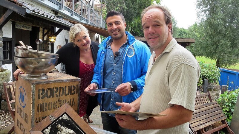 Von links: Carla und Trödelexperte Sükrü Pehlivan verkaufen Trödel an Händer – Bild: RTL Zwei