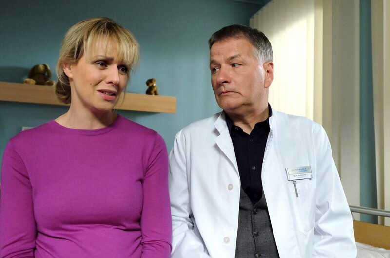 Dr. Lea Peters hat gehofft, durch gesammeltes, theoretisches Wissen über junge Mütter mit dem tatsächlichen, praktischen Gefühlschaos nach der Geburt ihres Sohnes fertig zu werden. – Bild: MDR/​Sebastian Kiss