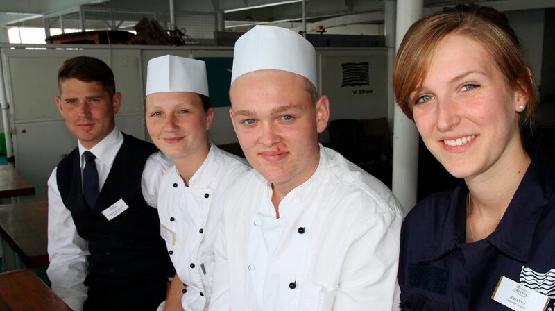 Die Praktikanten Johanna Frey (Schreinerei), Andreas Stocker (Küche), Elisabeth (Küche) und der Rezeptionist Christoph Hally versammeln sich am Ende der Reise auf dem Crewdeck der „Grand Lady“. Weiteres Bildmaterial erhalten Sie unter www.br-foto.de. – Bild: BR/​Henning Kröger