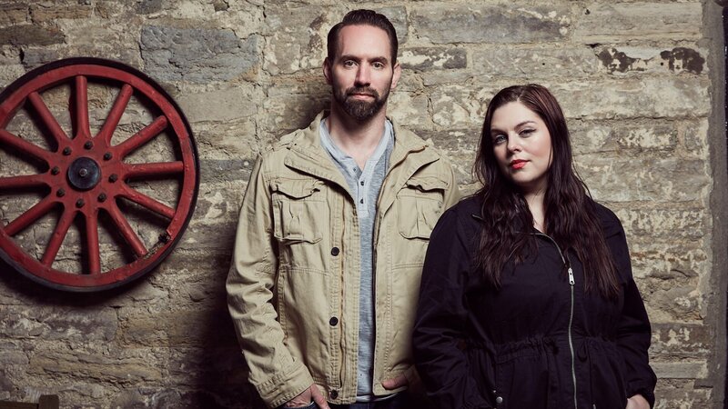 Nick Groff and Katrina Weidman at The Royal Oak Pub in Swanage. – Bild: Discovery Communications /​ Tom Barnes