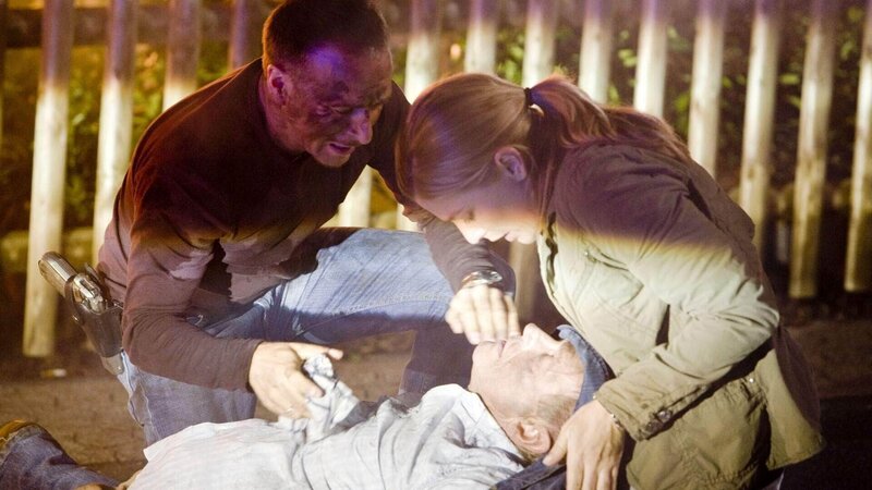 Als die Helden mit Susanne bei Möller ankommen, steht sein Haus in Flammen. Semir (Erdogan Atalay, li.) holt Möller (Erich Krieg) aus seinem brennenden Haus, seine Tochter Susanne (Daniela Wutte) steht ihm bei. – Bild: MG RTL D /​ Guido Engels