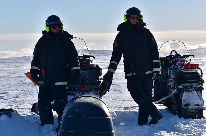 Die beiden Nationalparkwächter Arne-Petter Sarre (l.) und Christer Michaelsen sorgen sich um ausgewilderte Polarfüchse im Varangerhalvøya Nationalpark. – Bild: NDR/​Gero von Schneider-Marientre
