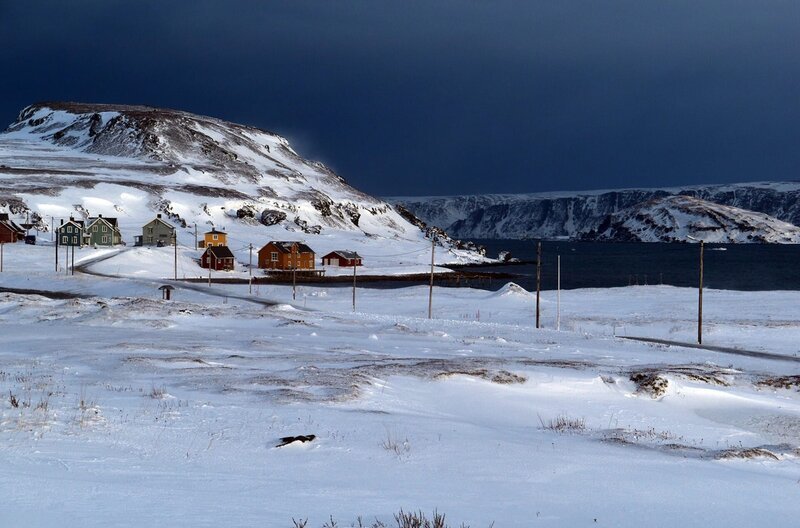 Nur wenige Siedlungen gibt es am Rande des Arktischen Ozeans im nordöstlichen Nordnorwegen, der Finnmark. – Bild: NDR/​Gero von Schneider-Marientre
