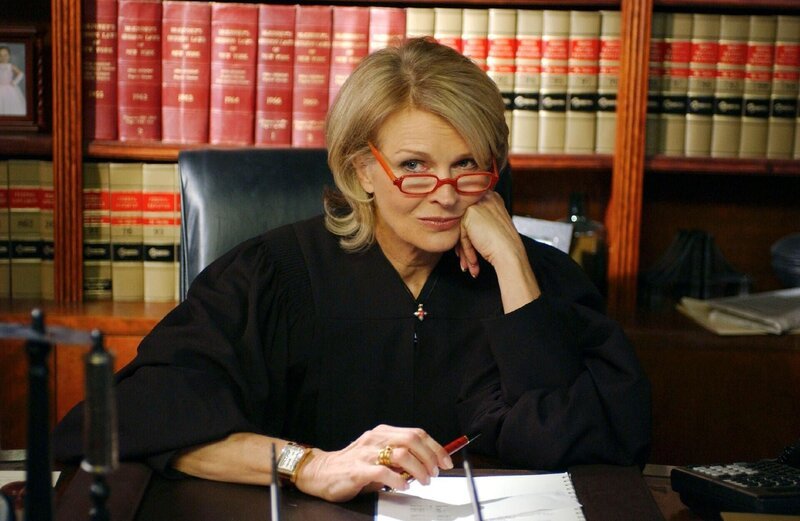Richterin Amanda Anderlee (Candice Bergen) – Bild: Nitro.
