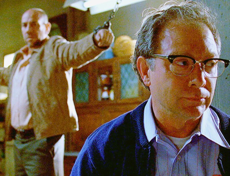 Im Keller eingesperrt und in Ketten gelegt, hat Garrett (Miguel Ferrer, l.) keine Chance, dem Mörder Kyle Everett (Jeff Perry) zu entkommen. – Bild: RTL /​ NBC Universal