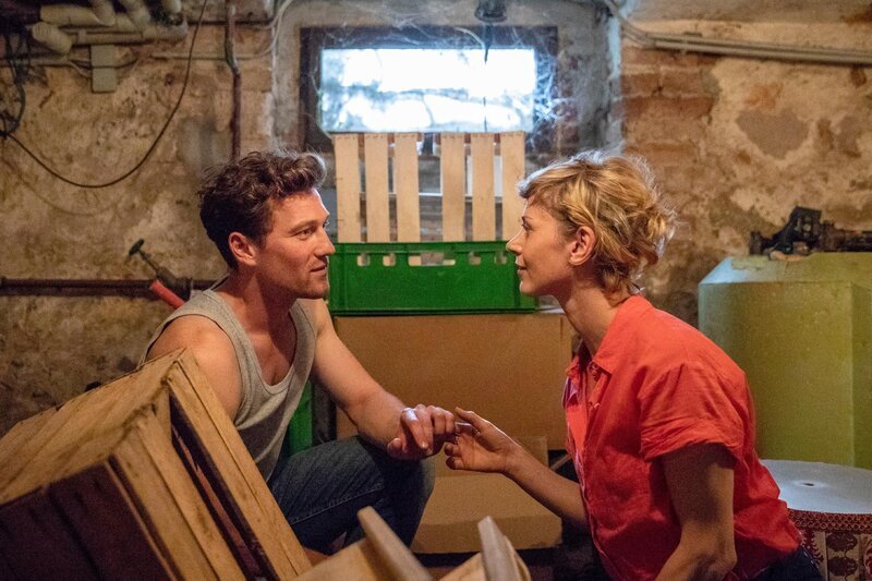 Katharina (Katharina Schlothauer) dankt Johnny (Artjom Gilz) dafür, dass er ihr durch den anstrengenden Tag geholfen hat. Für einen kurzen Augenblick ist Dankbarkeit jedoch nicht das einzige Gefühl, dass zwischen den beiden aufkeimt … – Bild: RTL /​ Talpa Fiction Germany /​ Maor Waisburd