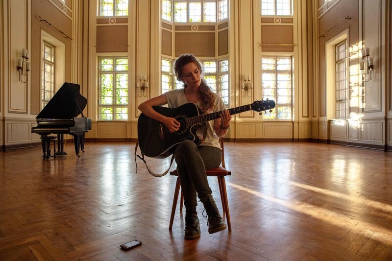 Obwohl Charlie (Marlene Tanczik) sich vor Liebeskummer zunächst kaum aus dem Haus gewagt hat, fasst sie schließlich den Entschluss, sich davon nicht aufhalten zu lassen und tritt nachträglich doch noch zum Vorspielen beim Musikinternat an. – Bild: RTL /​ Talpa Fiction Germany /​ Maor Waisburd