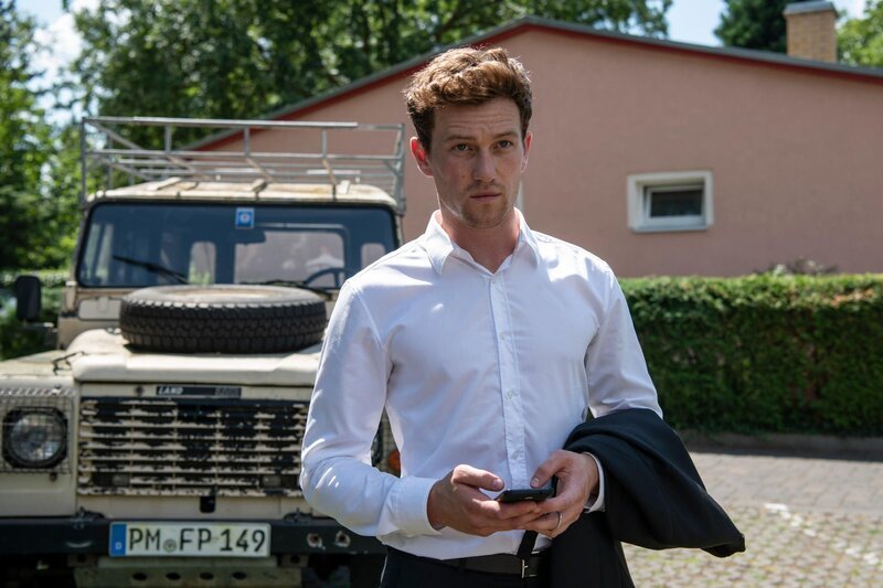 Da sein Kumpel Michi aus Sorge um seine Ehe, den Escort-Job an den Nagel gehängt hat, springt Johnny (Artjom Gilz) kurzerhand für ihn ein – sehr zum Unmut der Klientin, die sich schon sehr auf Michi gefreut hatte … – Bild: RTL /​ Talpa Fiction Germany /​ Maor Waisburd