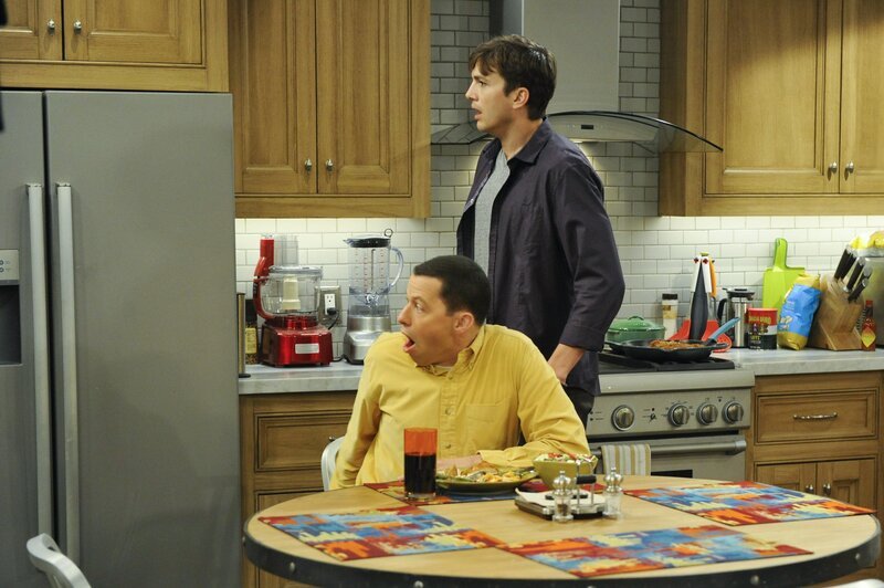 Können nicht fassen, was sie gerade gesehen haben: Walden (Ashton Kutcher, r.) und Alan (Jon Cryer, l.) … – Bild: © Warner Brothers Entertainment Inc.