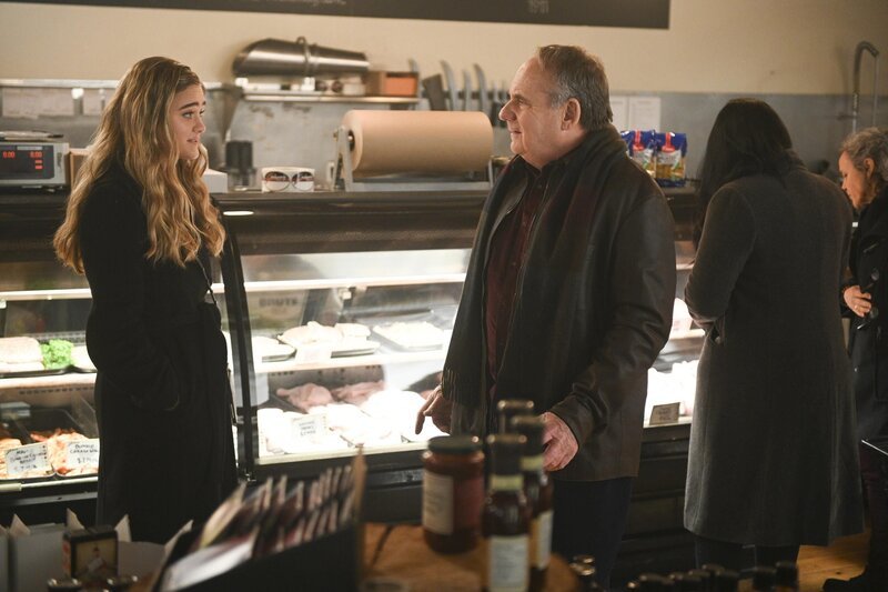 Sophie Dixon (Lizzy Greene, l.); Lenny Farache (Paul Guilfoyle, r.) – Bild: American Broadcasting Companies, Inc.