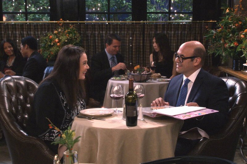 Andi Burns (Liza Snyder, l.); James (Ian Gomez, r.) – Bild: CBS Broadcasting Inc.