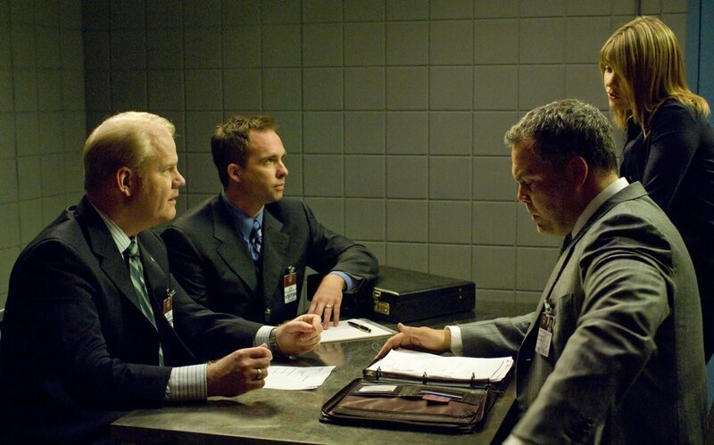 Goren (Vincent D’Onofrio, r.) und Eames (Kathryn Erbe) befragen Bing Schorr (Frank John Hughes) und Marty Palin (Jim Gaffigan, l.). – Bild: MG RTL D /​ USA Network