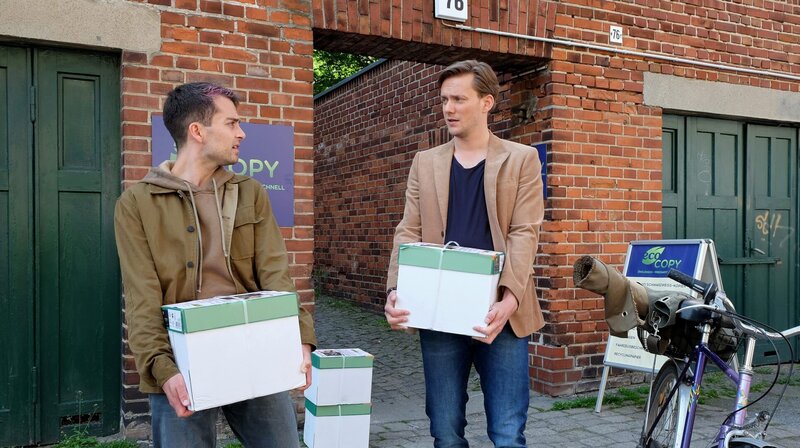 Die Brüder Karsten (Jan Dose, re.) und Theo Westermann (Max Hegewald, li.) engagieren sich im Tierschutz. Während Karsten, der ältere Bruder, eher auf die vernünftige Weise argumentiert, ist Theo etwas hitzköpfigere. Karsten bittet Theo, nicht wieder irgendwelchen Blödsinn anzustellen. – Bild: MDR/​Saxonia Media/​Kiss