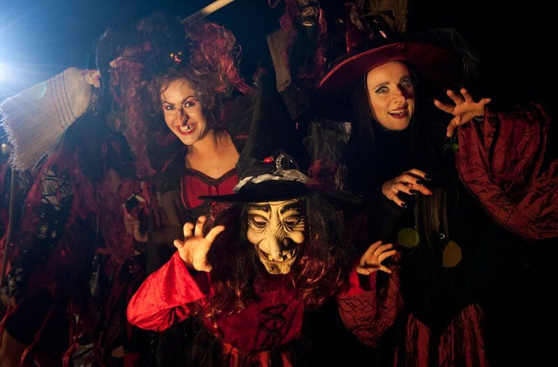 ARD HEITER BIS TÖDLICH – ALLES KLARA, FOLGE 3 (WH.), „Tod einer Hexe“, am Donnerstag (27.06.13) um 18:50 Uhr im ERSTEN. Als Hexen verkleidet feiern Klara (Wolke Hegenbarth, l.), ihre Schwester Sylvia (Winnie Böwe, r.) und deren Tochter Lena (Antonia Görner, M.) die Walpurgisnacht auf dem Hexentanzplatz. – Bild: ARD/​Marion von der Mehden