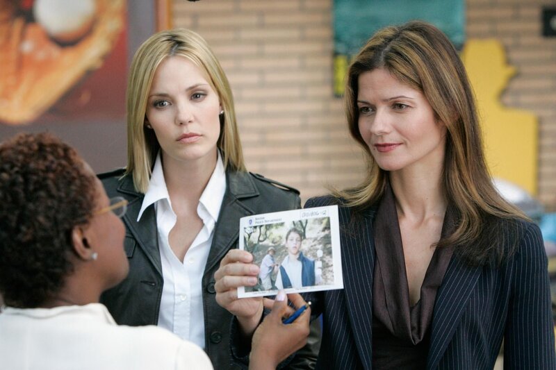 Lu Simmons (Leslie Bibb, M.) und Jordan (Jill Hennessy) bearbeiten einen heiklen Fall, der ihnen sehr nah geht: Ein kleiner Junge hat Selbstmord begangen. Die Spuren führen zu seiner Schule. – Bild: RTL /​ NBC Universal