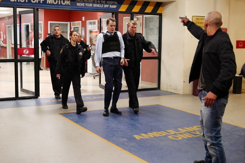 Steven Benedict (Myk Watford, Mitte l.), Demonstrant (Gregory Paul Valdez, r.) +++ – Bild: RTL /​ © NBC Universal Media