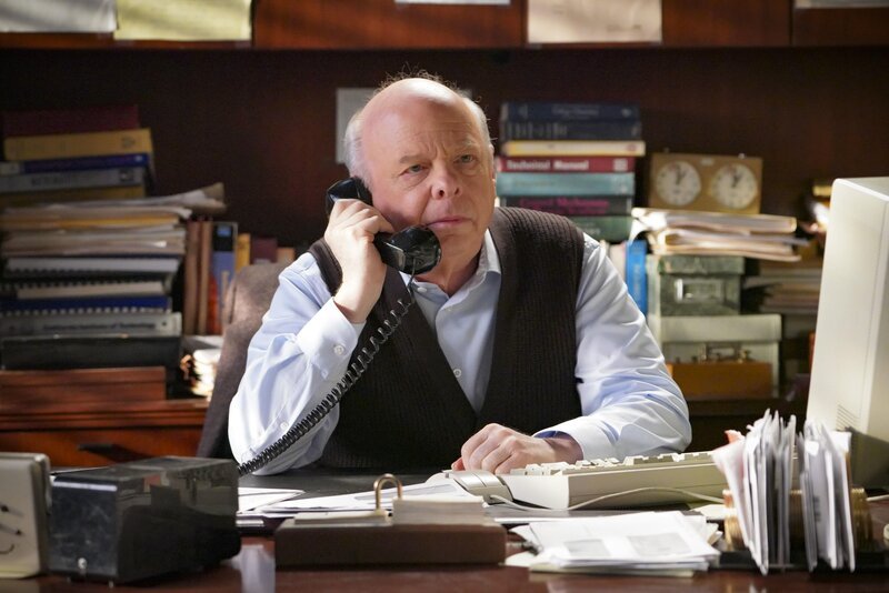 Dr. John Sturgis (Wallace Shawn) – Bild: Warner Bros. Entertainment Inc.