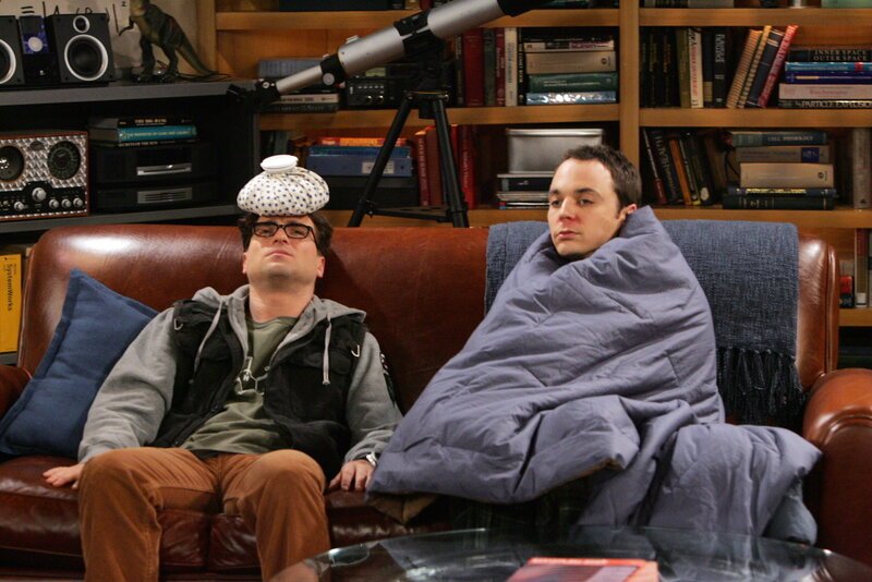 Als Leonards (Johnny Galecki, l.) Brille im Kino kaputtgeht, sieht er sich gezwungen, seine Ersatzbrille zu holen. Doch als er in der Wohnung ist, wird er von Penny entdeckt, die ihm dankbar den kranken Sheldon (Jim Parsons, r.) aufhalst … – Bild: © Warner Bros. Television