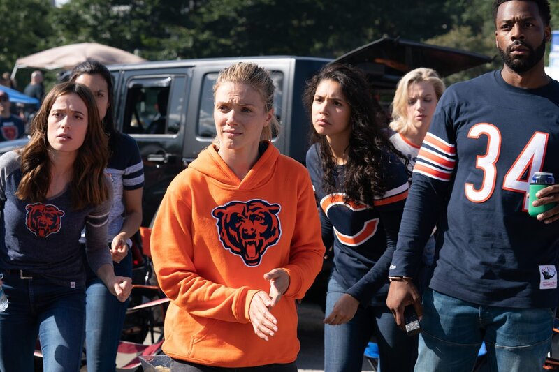 CHICAGO FIRE -- „Infection, Part I“ Episode 805 -- Pictured: (l-r) Marina Squerciati as Officer Kim Burgess, Torrey DeVitto as Dr. Natalie Manning, Tracy Spiridakos as Det. Hailey Upton, Miranda Rae Mayo as Stella Kidd, Kara Killmer as Sylvie Brett, LaRoyce Hawkins as Officer Kevin Atwater. – Bild: Sandy Morris/​NBC