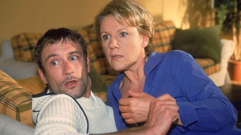 Eigentlich wollte Nikola (Mariele Millowitsch) Dr. Borstels neuen Freund Ulli (Heikko Deutschmann) nur einer genauen Prüfung unterziehen, doch dann wird sie mit ihm von Dr. Borstel in einer prekären Lage erwischt … – Bild: MG RTL D