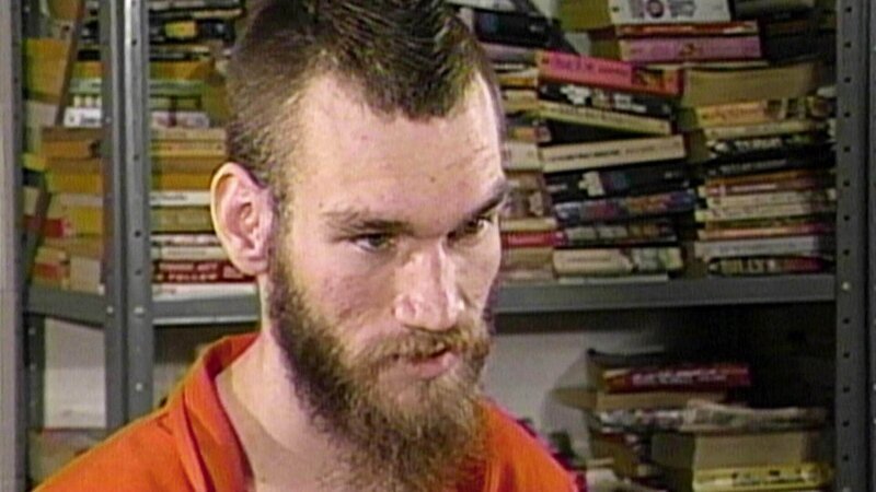 Der Mörder und Vergewaltiger einer jungen Frau gibt nach seiner Überführung ein Interview an die Presse. – Bild: TVNOW