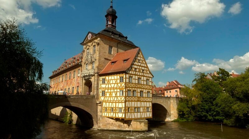 Ansicht auf die Ruine Altenstein im Fränkischen Burgenwinkel.; Ansicht des Alten Rathauses in Bamberg. – Bild: BR/​B.O.A. Videofilmkunst GmbH/​André Knauer
