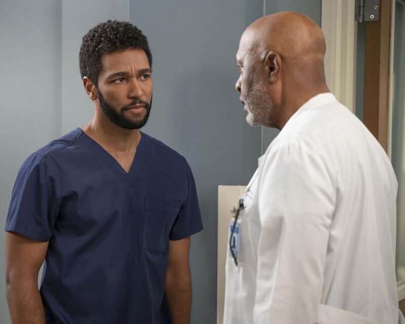 Dr. Winston Ndugu (Anthony Hill, l.); Richard Webber (James Pickens jr., r.) – Bild: 2024 American Broadcasting Companies, Inc. All rights reserved. /​ Anne Marie Fox Lizenzbild frei