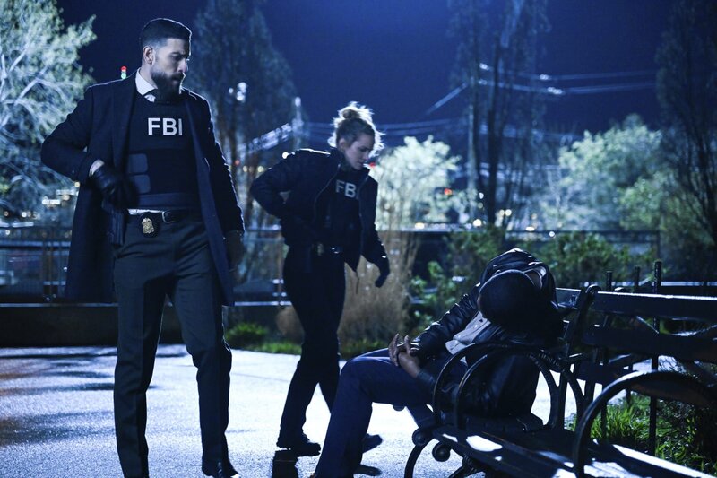 Special Agent Omar Adom ‚OA‘ Zidan (Zeeko Zaki, l.); Special Agent Nina Chase (Shantel VanSanten, Mitte) – Bild: 2022 CBS Broadcasting, Inc. All Rights Reserved /​ David M. Russell Lizenzbild frei