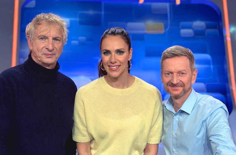 Moderatorin Esther Sedlaczek (M.) mit den Kandidaten des Teams „Komik“: Ingolf Lück (l.) und Michael Kessler (r.) – Bild: ARD/​ITV Studios