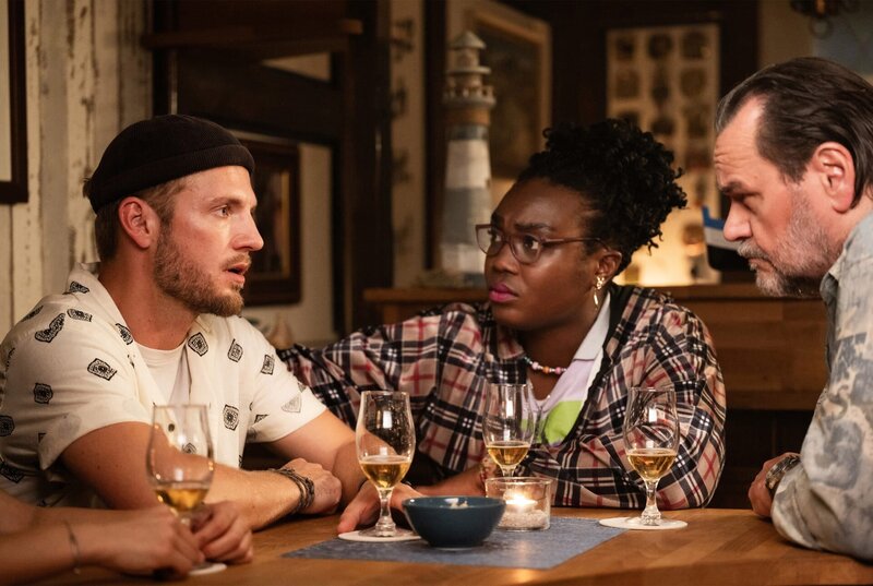 Frank (Niklas Osterloh, li.) berichtet Lena (Romy Vreden, mi.) und Jäger (Markus John, re.) von seinem Plan. – Bild: ARD/​Martin Valentin Menke